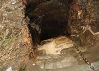 खुला ओडारमा नौ महिनादेखि एकजना अपरिचित बूढी महिलाको बास
