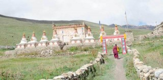 सयौं बर्ष पुराना गुम्बा मूर्ति हराउँदै