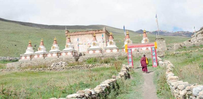 सयौं बर्ष पुराना गुम्बा मूर्ति हराउँदै