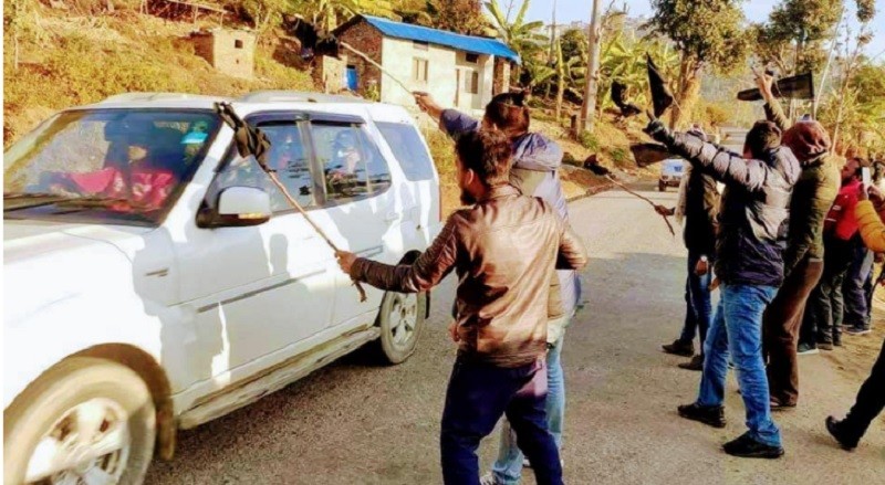अनेरास्ववियुले खानेपानीमन्त्री मणि थापालाई कालो झण्डा देखाए