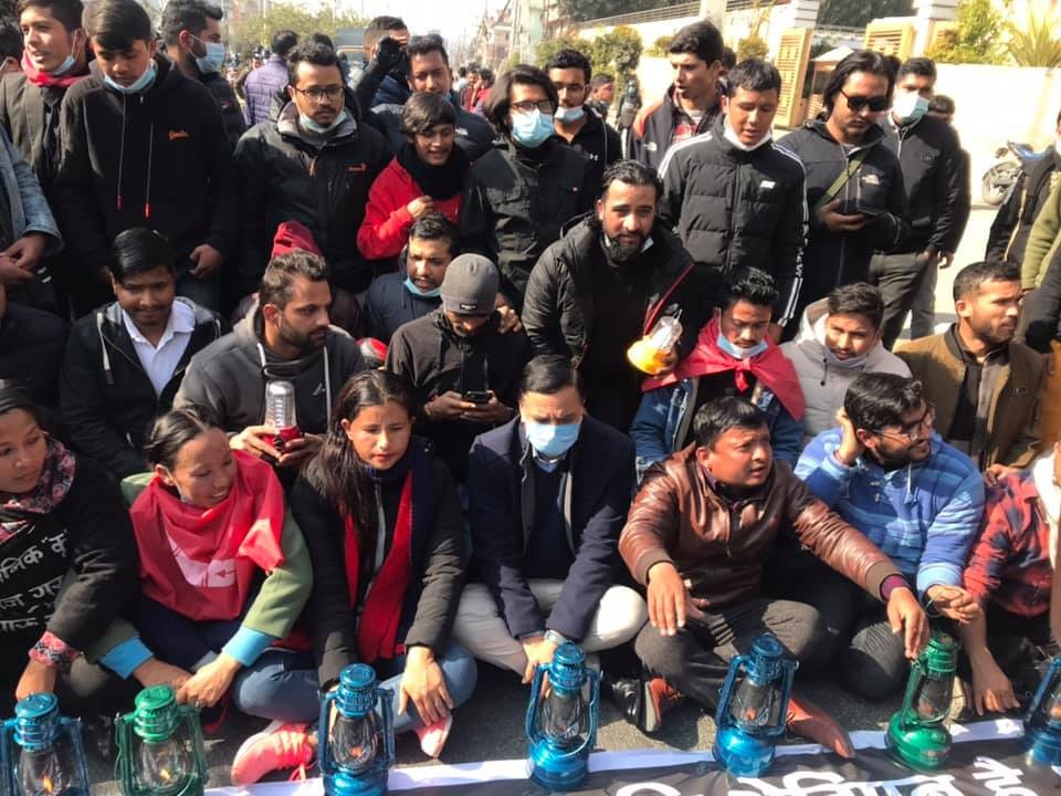 "संसद विघटन मान्दैनौँ, संसद विघटनको धारा खोई ? दिउँसै लाल्टिन बाल्यौँ है"