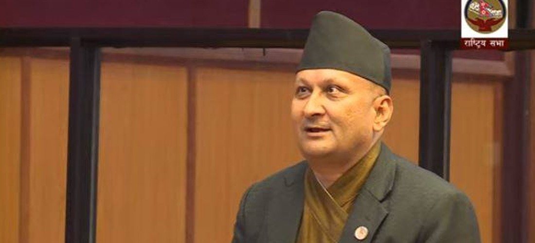 यो मुलुकको प्रधानमन्त्री ओली हिटलर हो ? भन्दै रायमाझीले दिए प्रम ओलीलाई सविधान उपहार