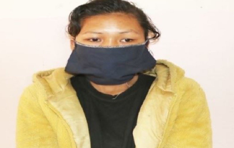 पोखरा पृथ्वीचोक स्थित पोखरा मल भित्रबाट बालिकाको सुन चोरेर फरार युवती पक्राउ