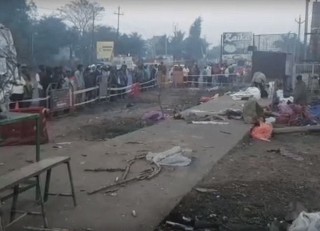 भारतको  गुजरातमा फुटपाथमा सुतिरहेका मानिसहरुलाई ट्रकले कुल्चियो, १३ जनाको मृत्यु