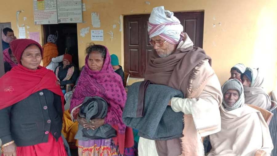 ज्येष्ठ नागरिक र एकल महिलालाई न्यानो कपडा वितरण