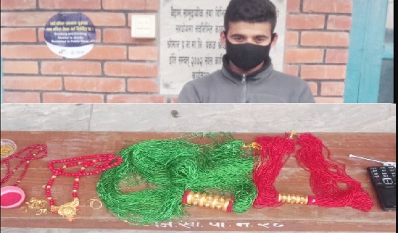 पोखरामा दिन दहाडै सुन चोरी गर्ने एक युवालाई कास्की प्रहरीले गर्यो सार्वजनिक