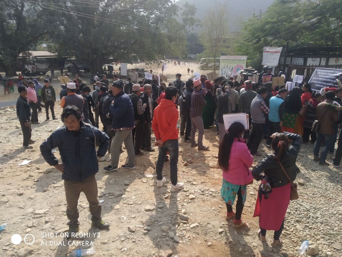 सिन्धुलीको सुनकोशी गाउँपालिका कार्यालय स्थानीयद्वारा घेराउ