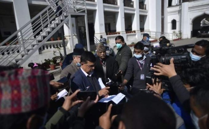 प्रचण्ड-नेपाल समूह नेतृत्वको नेकपाले निर्वाचन आयोगमा वैधानिकताको दाबी पेश