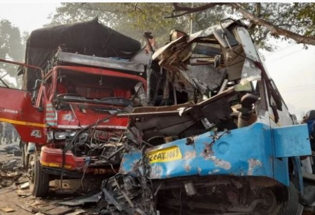 भारतको उत्तर प्रदेशमा बस र ट्रक ठोक्किँदा दश जनाको मृत्यु