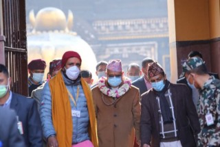 स्थानीय र सरोकारवालाले पशुपति मन्दिरमा सुनको जलहरी राख्न नदिने