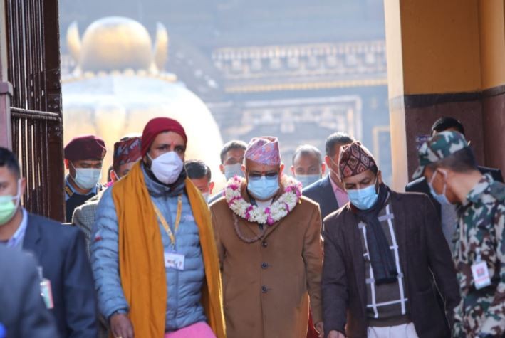 स्थानीय र सरोकारवालाले पशुपति मन्दिरमा सुनको जलहरी राख्न नदिने