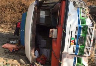 बस दुर्घटना हुँदा १२ जना घाइते