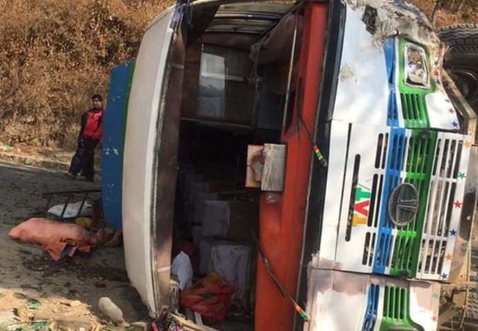 बस दुर्घटना हुँदा १२ जना घाइते