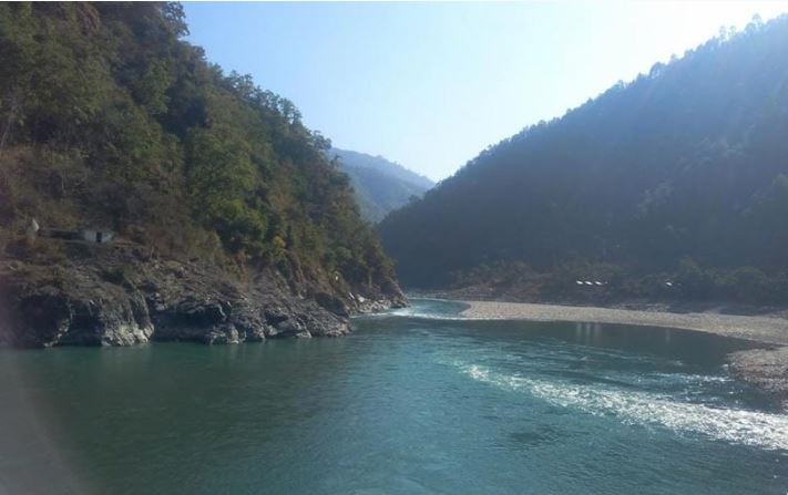 भारतले बाटो बनाउने क्रममा महाकालीमा खसालेको चट्टान पन्छाउने काम जारी