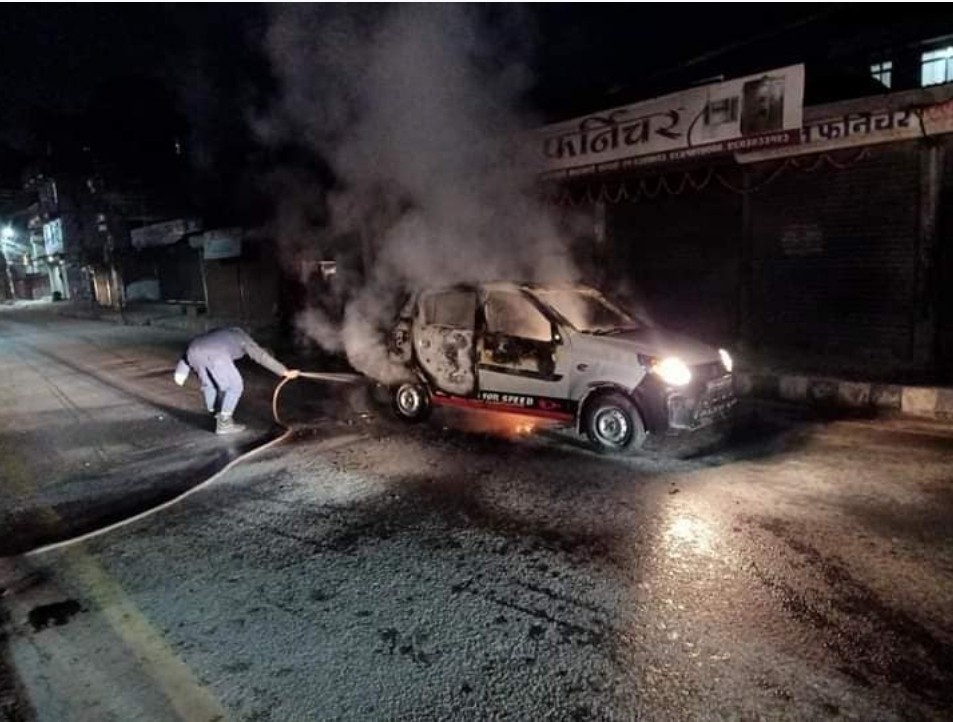 एका बिहानै गोंगबुमा ट्याक्सीमा आगजनी, बन्द गराउँदै हिँड्ने ५६ जना पक्राउ