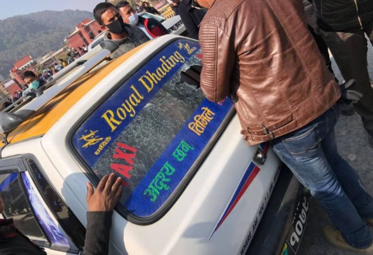 आमहड्तालको अवज्ञा गरेको भन्दै,नयाँ बसपार्कमा ट्याक्सी तोडफोड