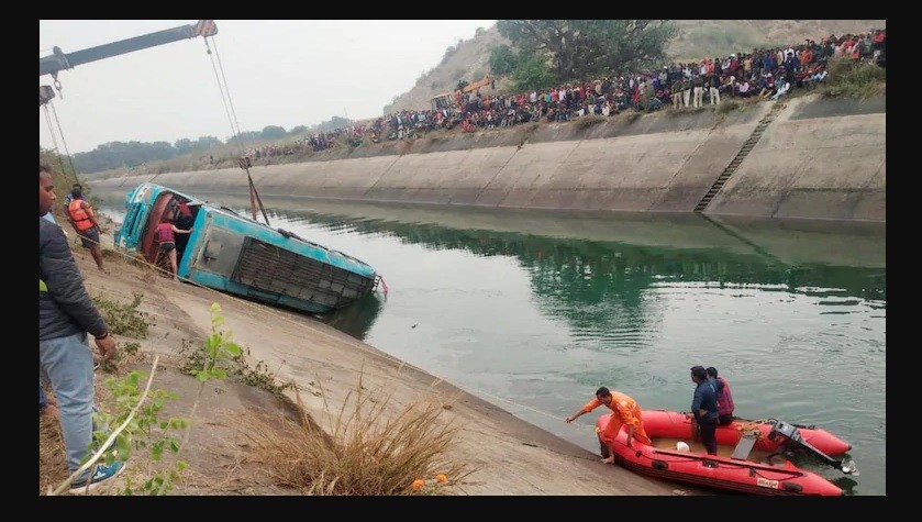 भारत  बस दुर्घटना :  मृत्यु हुनेको संख्या ५० पुग्यो