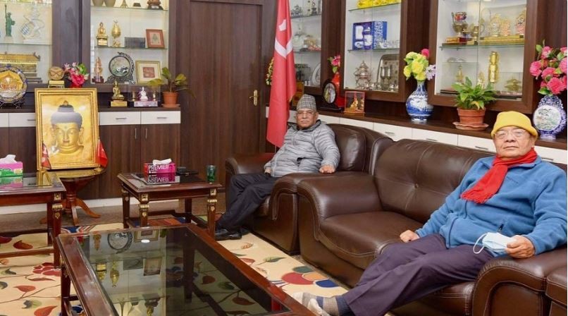 वामदेव  विहानै खुमलटारस्थित प्रचण्ड निवासमा