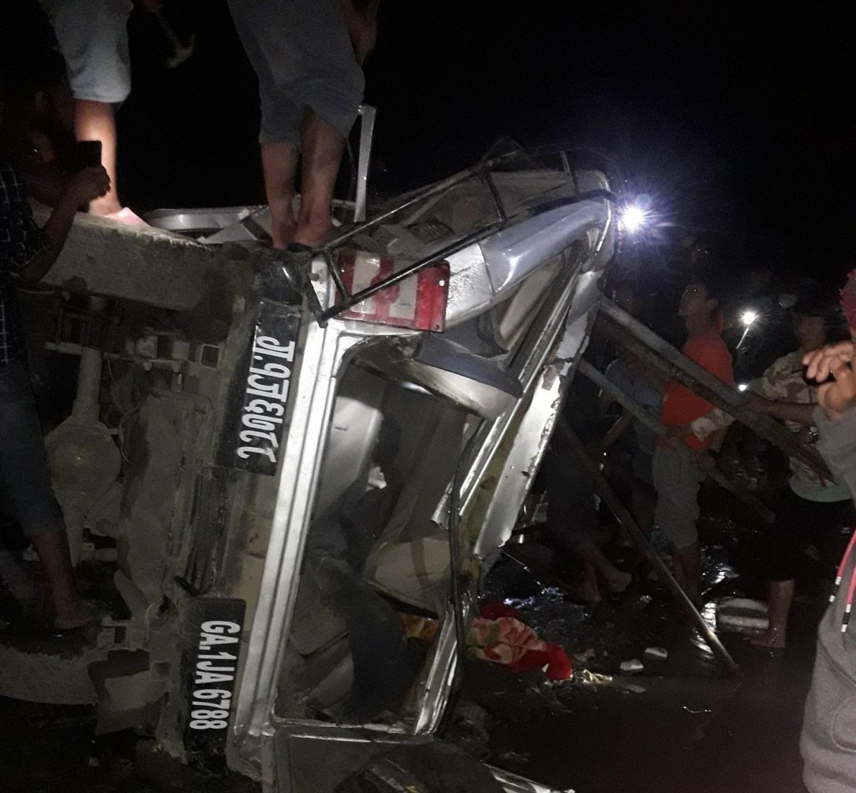 बिरामी बोकेर पोखरा आउदैँ गरेको जीप दुर्घटना,बिरामीको मृत्यु चार घाइते
