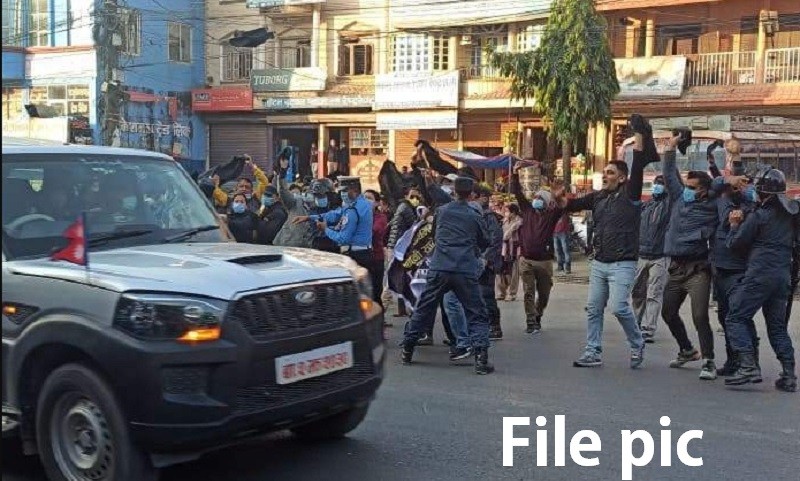 प्रधानमन्त्री ओलीलाई पोखरामा कालो झण्डा देखाउने नेविसंघका विद्यार्थीहरु पक्राउ