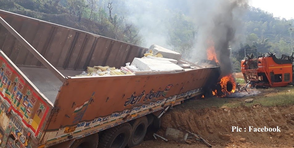 तनहुँमा भारतीय ट्रक दुर्घटना भई आगलागी ,दुई जना घाइते