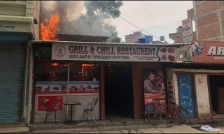 बागलुङ बजारको एक रेष्टुरेन्टमा आगलागी, लाखौ बरावरको धनमालको क्षती