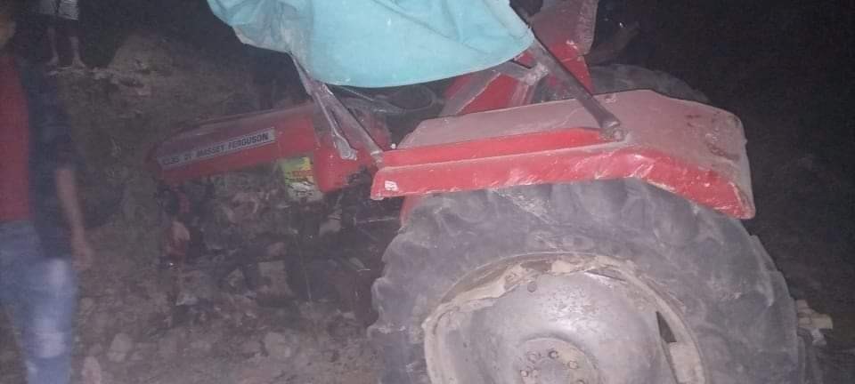 चितवनमा कामदार सवार ट्याक्टर दुर्घटना, पाँच जनाको मृत्यु , १७ जना घाइते