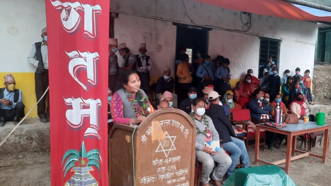 महेन्द्र रत्न माध्यामिक विद्यालय बरंजामा सामाजिक बिकास मन्त्री नरदेवी पुन मगर द्वारा  छात्रावास सिलन्यास