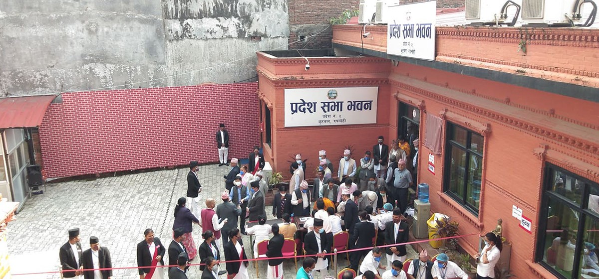 प्रदेश सभा सदस्य र प्रहरीबीच झडप ,डिआइजीद्वारा महिला सांसदकाे कपाल समातेर लछारपछार