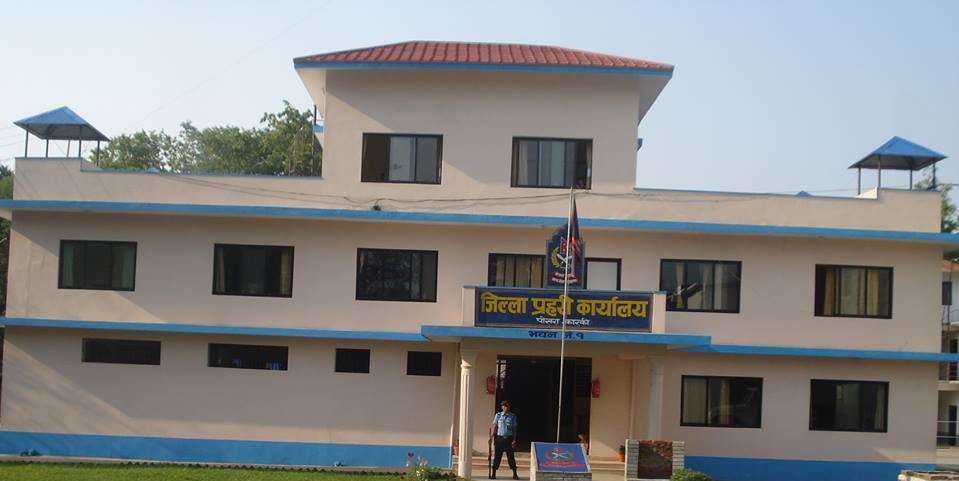 पोखरा १५ चोरसाँघुबाट सुन जस्तो पहेँलो धातु,लागूऔषध र लाखौ नगद सहित श्रीमान् श्रीमती पक्राउ