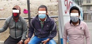 वैदेशिक रोजगारीबाट  फर्किएका यात्रुसँग, तीन गुणा बढी भाडा लिने टिकट काउन्टरका कर्मचारी पक्राउ