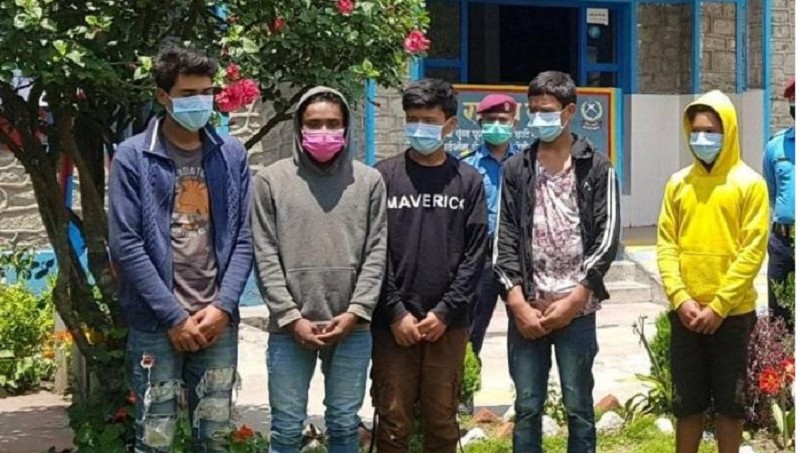यूवाको ह'त्यामा संलग्न ५ जनालाई प्रहरीले पक्रेर सार्वजनिक