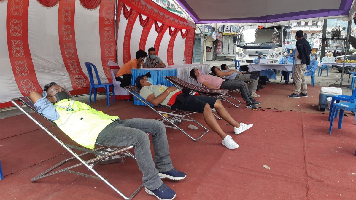 कोरोना कहरबीच रगतको अभाव हुन नदिन पोखरामा पनि फेसबुक ग्रुप ‘फ्रेस ब्लड डोनर’को ३५ युनिट रगत संकलन