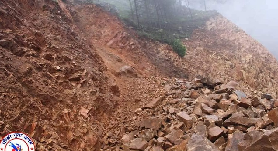 तनहुँमा पैदल हिँडेर पहिरो पार गर्दै गरेका लमजुङका दुई युवा पहिराले लागेर घाइते