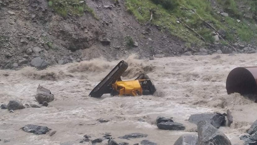 कास्कीको मादीमा आएको वाढीले २ जेसिबी टिपर हाइड्रोका जेनेरेटर लगाएतका सामाग्रीहरु बगाए