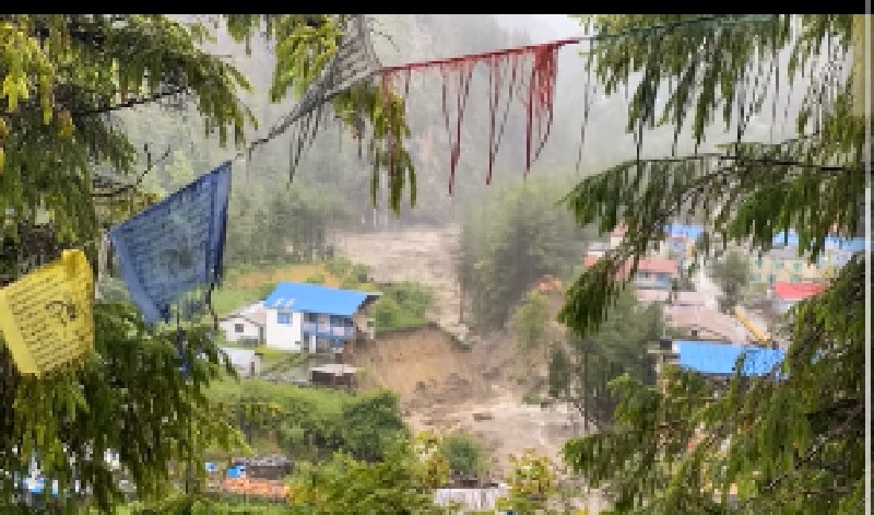 बाढीसहित पहिरो जाँदा बेँसीशहर चामे सडक, खेल मैदान र बङ्गुर बगायो