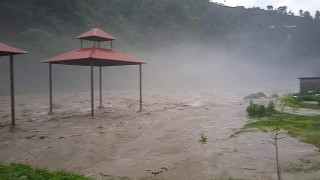 सिन्धुपाल्चोकमा बाढीपहिरोको त्रास : स्थानीयवासी रातभर घर बाहिरै
