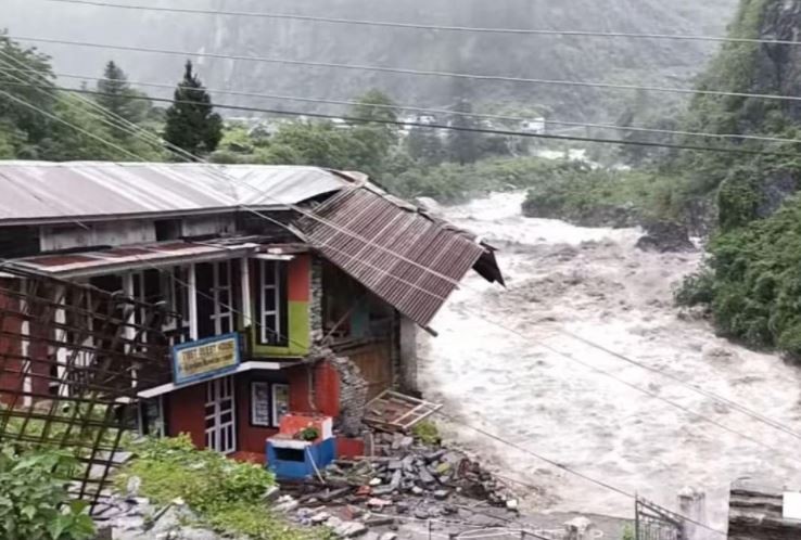 बाढीले मनाङका विभिन्न विद्यालय बगाएपछि अभिभावक, शिक्षक र विद्यार्थी अन्यौल