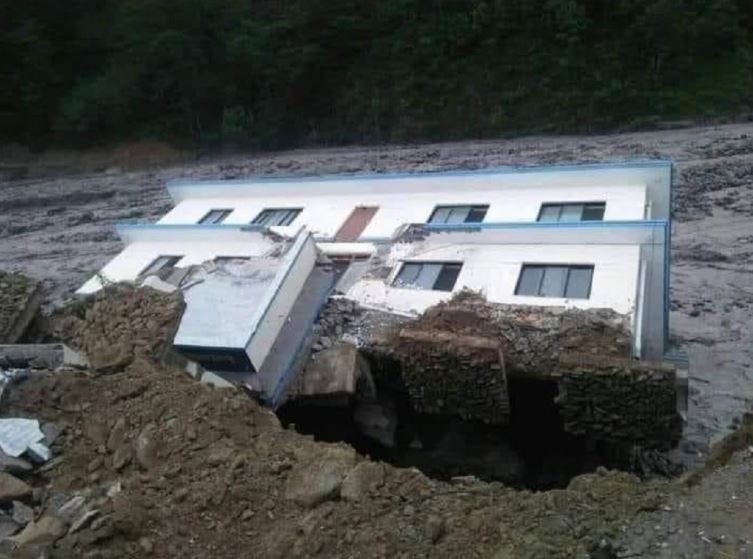 बाढीले ढाल्यो हेलम्बु प्रहरी चौकी