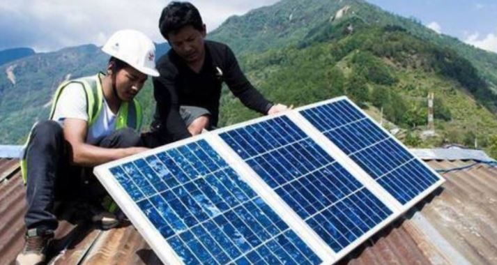 विपन्न दलित बस्तीमा सोलार बत्ती