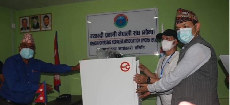 म्याग्देली प्रवासीले दिए माग्दीमा २२ थान अक्सिजन कन्सन्ट्रेटर