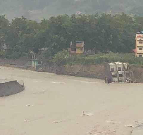 सिन्धुपाल्चोकमा बाढीले बगायो तीन तले घर