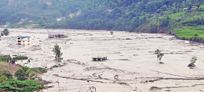 मेलम्चीको बहाव बढ्यो, सतर्क रहन आग्रह