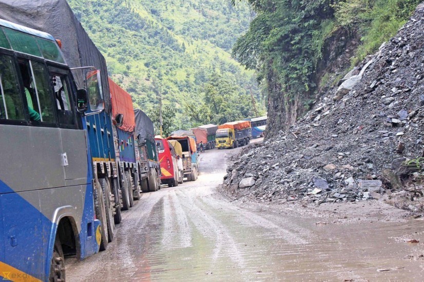 निरन्तरको वर्षासँगै पहिरो खस्दा नारायणगढ–मुग्लिन सडक खण्ड तीन दिनदेखि अवरुद्ध