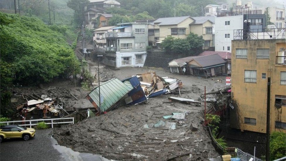 भारी वर्षापछि आएको बाढीले जापानमा दश घर बगायो, बीस जना बेपत्ता