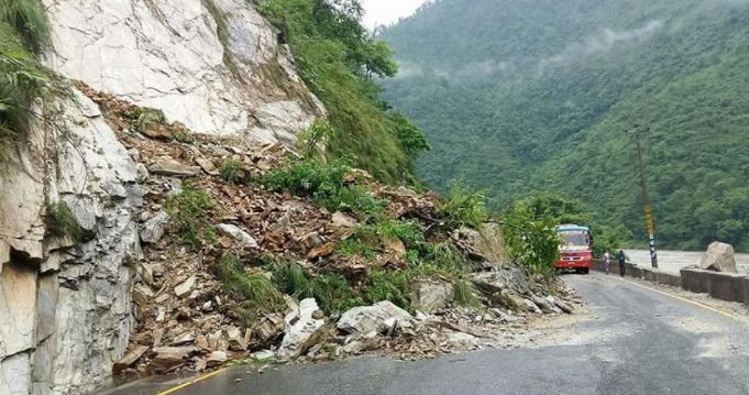 नौबिसे–नागढुङ्गा सडकखण्ड अवरुद्ध