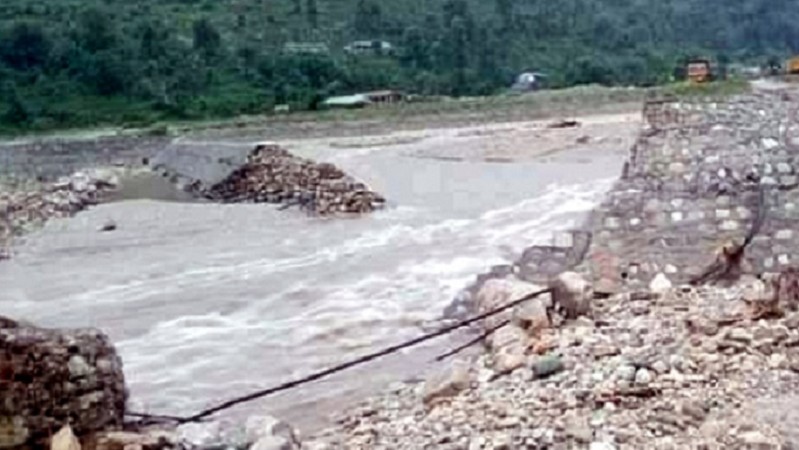 फेवातालको सिरानस्थित हर्पन खोलामा निर्माण गरिएको ‘सिल्टेसन ड्याम’ बाढीले भत्कायो