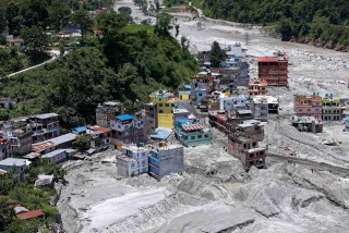 हेलम्बुवासीलाई यूएई, कुवेत र दक्षिण कोरियामा बस्ने नेपालीको सहयोग