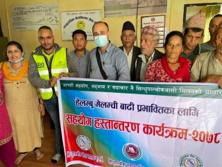सिन्धुपाल्चोकका बाढी पीडित लाई प्रवासी नेपालीको आर्थिक सहयोग