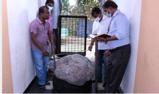 श्रीलंकामा  संसारकै सबैभन्दा ठूलो नीलमणि फेला अन्तर्राष्ट्रिय बजार मूल्य अहिले १० करोड डलर